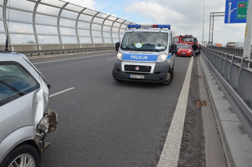 Karambol na AOW. Zderzenie 7 samochodów, 2 osoby ranne. Były duże utrudnienia w ruchu (ZDJĘCIA)