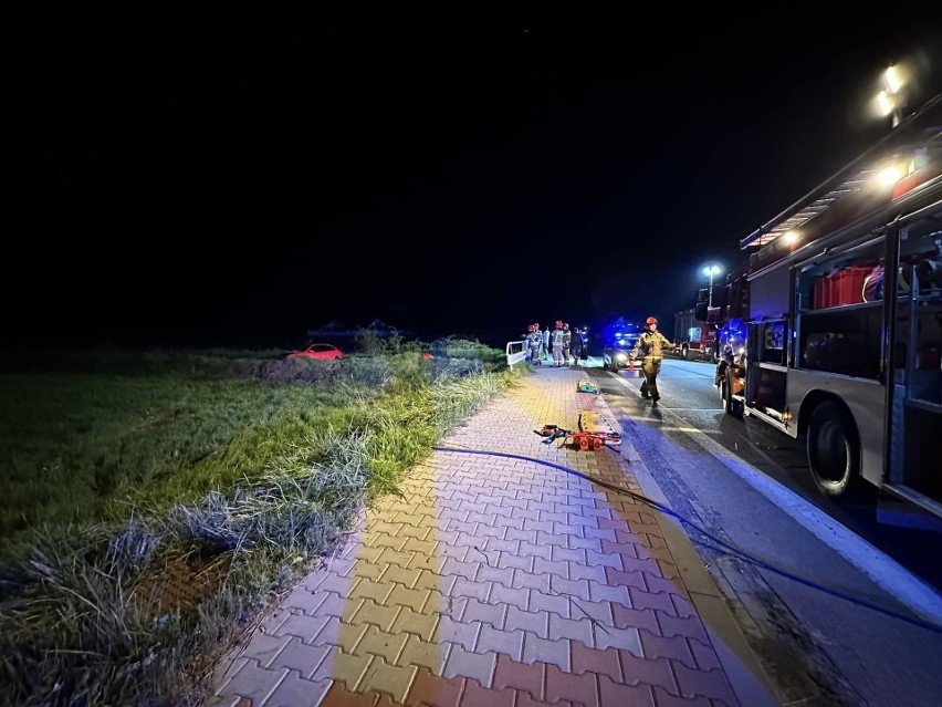 Nocne dachowanie osobówki na drodze wojewódzkiej w Maszkowicach. Trzy młode osoby trafiły do szpitali