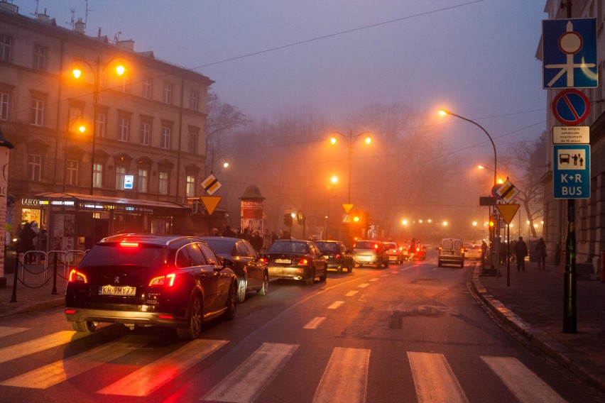 Niebezpiecznie na krakowskich drogach. Korki i kolizje. IMGW ostrzega przed gęstą mgłą [ZDJĘCIA]