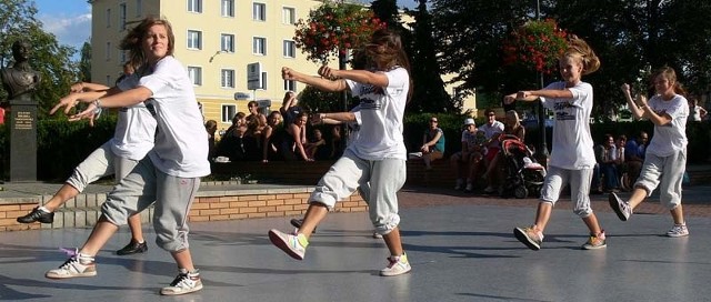 W ciągu wakacji dzięki instruktorkom z Tarnobrzeskiego Stowarzyszenia Inicjatyw Artystycznych FRAM chętni mogli nauczyć się tańczyć