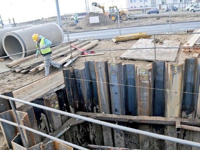 będzie tunel i estakada. Teraz są tam przekładane sieci podziemne