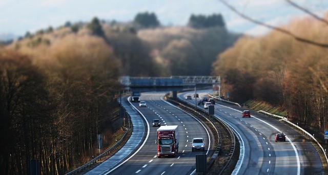 Zakazy ruchu dla ciężarówek we Wszystkich Świętych. 1 listopada, ale często również 31 października w wielu krajach Europy obowiązują ograniczenia ruchu dla pojazdów ciężarowych. W Polsce zakaz ruchu dla ciężarówek zaczyna obowiązywać już 31 października. Jakie dokładniej ograniczenia czekają kierowców? I jak to wygląda w innych krajach?Sprawdź na kolejnych slajdach. Aby przejść do kolejnego zdjęcia przesuń stronę gestem lub kliknij strzałkę w prawo na zdjęciu.Flesz - wypadki drogowe. Jak udzielić pierwszej pomocy?