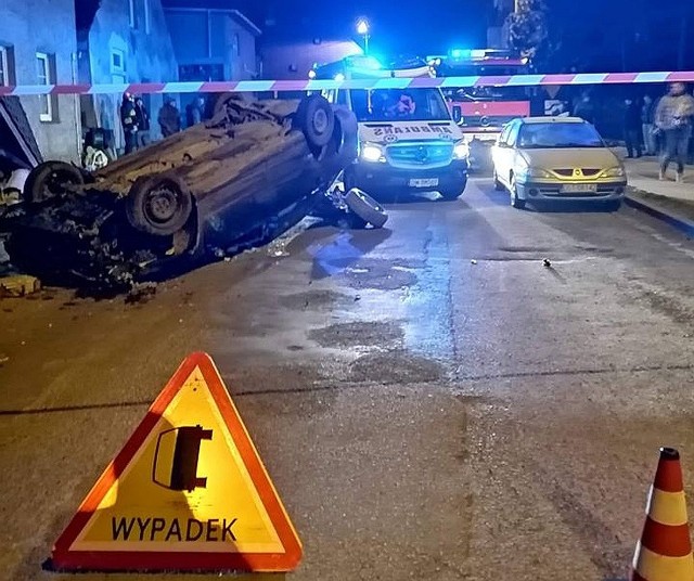 Groźny wypadek pod Wrocławiem. Samochód dachował i wpadł w