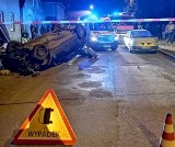 Groźny wypadek pod Wrocławiem. Samochód dachował i wpadł w budynek (ZDJĘCIA)