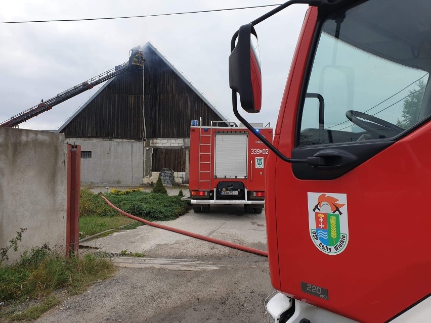 W Wiślinie spłonął dach, na którym znajdowały się ogniwa fotowoltaiczne [ZDJĘCIA]