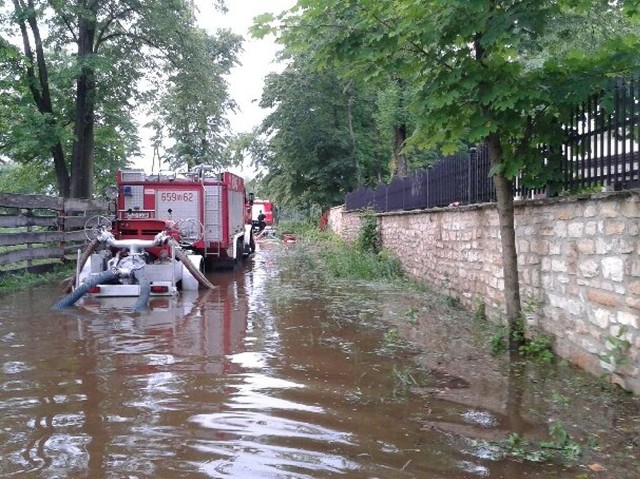 Woda zalała między innymi ulicę Ogrodową 