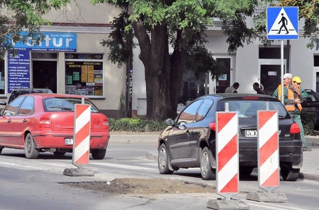 Pracownicy Rejonu Dróg Miejskich w Tarnobrzegu rozpoczęli łatanie dziury w ulicy Piłsudskiego.