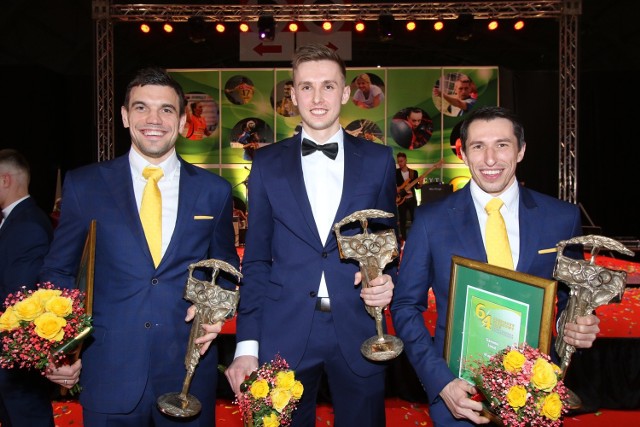 Najpopularniejsi sportowcy 2015 roku w naszym plebiscycie tuż po odebraniu nagród - Mateusz Bieniek (w środku), który zajął pierwsze miejsce, Michał Jurecki (z lewej) - był drugi i Sławomir Szmal - uplasował się na trzeciej pozycji. 