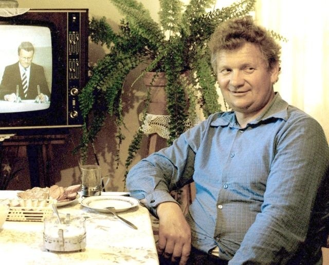 Fot. Slawek Bieganski / FORUM. Szczęśliwy posiadacz kolorowego telewizora Rubin - rolnik z Jeleniewa na Suwalszczyźnie