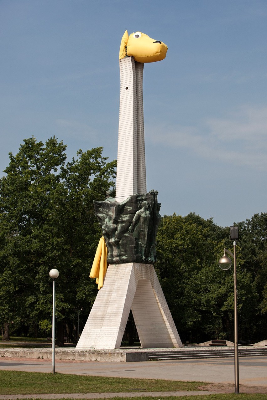 Pomnik Walki i Pracy w Tychach w przebraniu ,żyrafy