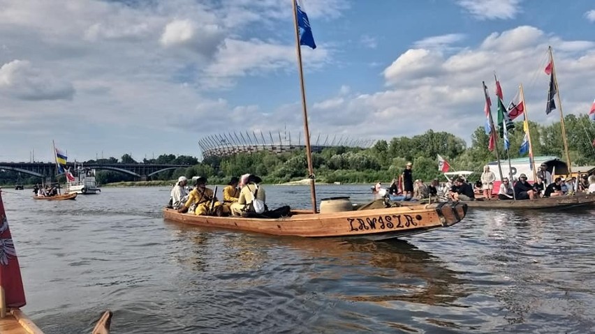 Wodniacy z Sandomierza i Tarnobrzega dotarli na drewnianych łodziach Wisłą do Warszawy na obchody Godziny "W". To była niezwykła wyprawa