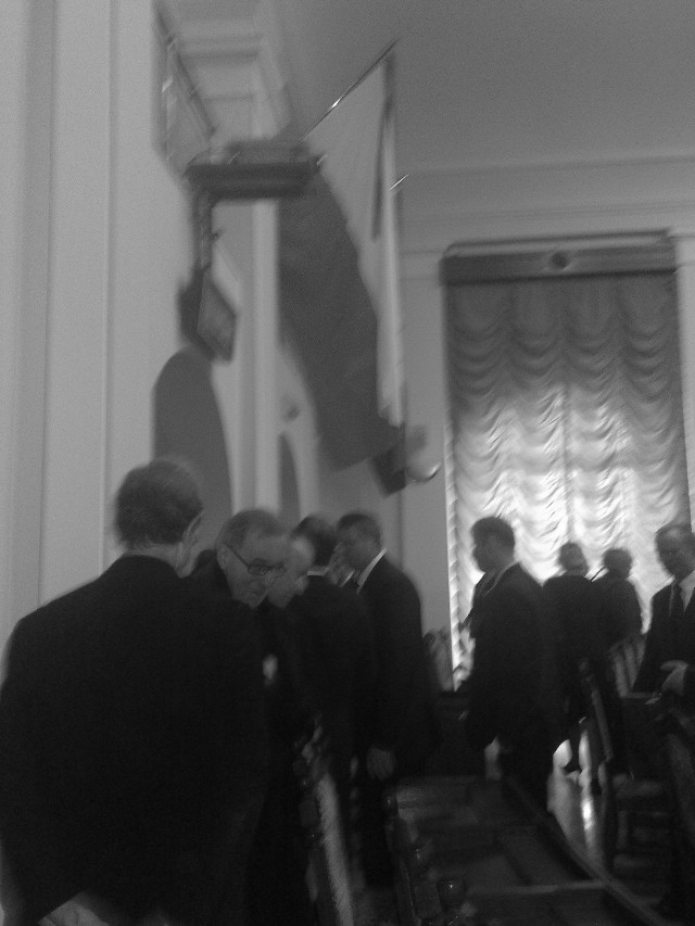 Podczas specjalnej sesji na sali pojawiła się flaga Polski z kirem