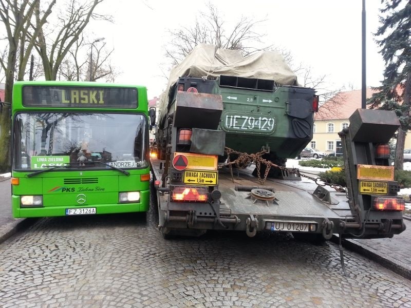 Pojazdy miały problem z przejazdem wąską ulicą Rynek w...