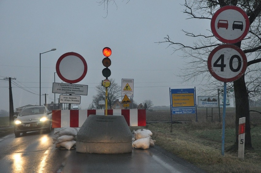 Na remontowanym odcinku Olesno - Łowoszów jest zakaz ruchu....