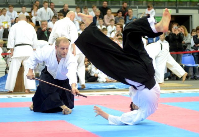 Uczniowie i przyjaciele Szkoły Aikido! Miłośnicy japońskich sztuk walki w sobotę, 14 kwietnia, wzieli udział w VI Ogólnopolskim Turnieju Sztuk Walki o Puchar Prezydenta Miasta Zielona Góra. Impreza odbyła się w hali widowiskowo-sportowej Centrum Rekreacyjno-Sportowego. Była to już szósta edycja turnieju organizowanego przez Miasto Zielona Góra i Zielonogórską Federację Dalekowschodnich Sportów i Sztuk Walki. W tym roku na wszystkich czekało moc atrakcji. Reprezentanci ubrani byli w prawdziwe japońskie kimona i rynsztunek samurajski. Turnieje w karate tradycyjnymi i karate kyokushin rozgrywane były na 3 matach równocześnie. Wstęp na imprezę był wolny.POLECAMY PAŃSTWA UWADZE: 