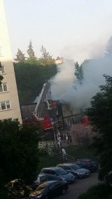 Pożar na Morcinka w Toruniu. Palił się pustostan stojący w pobliżu wieżowca
