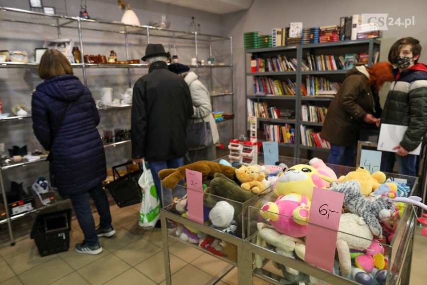 Otwarto pierwszy sklep charytatywny w Szczecinie. Na czym polega jego idea i co można w nim znaleźć? 