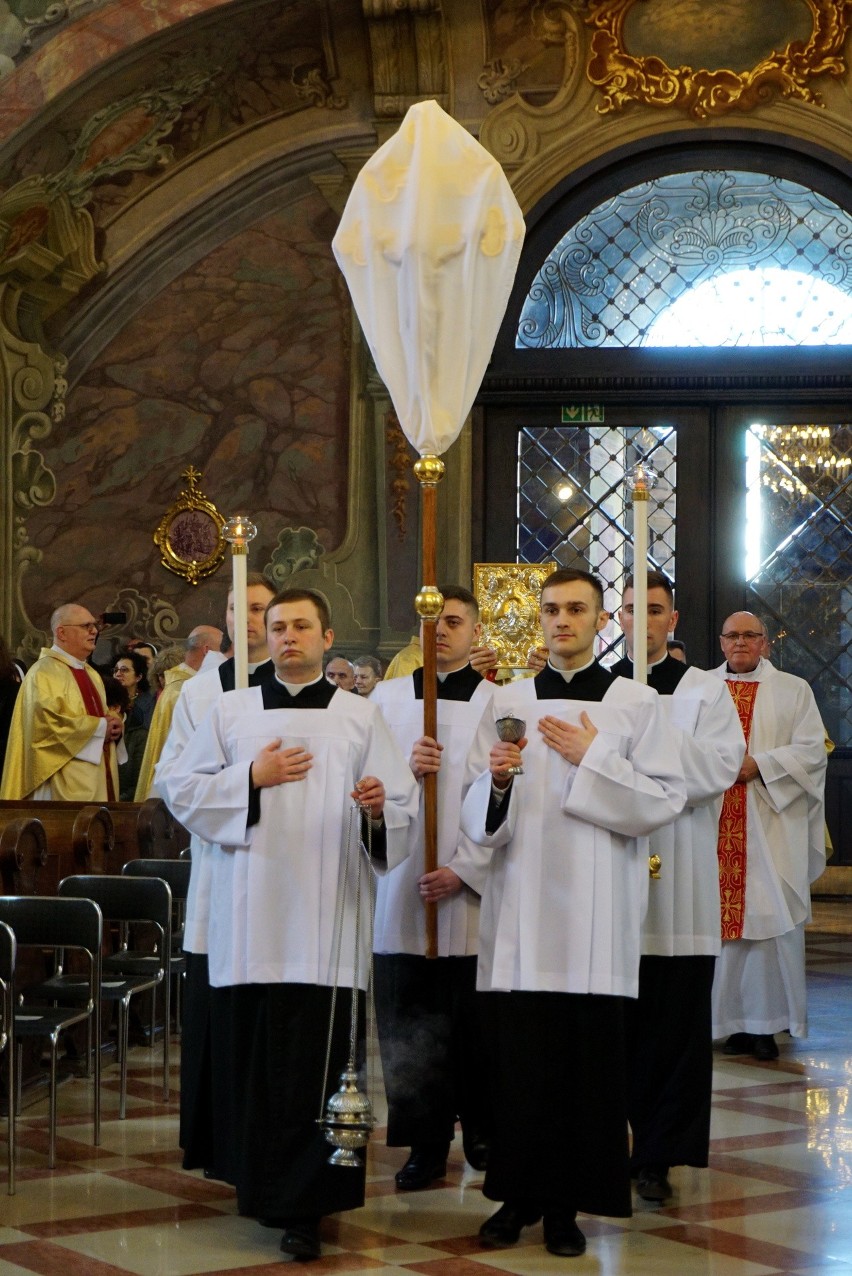 Księża z całej diecezji modlili się podczas Mszy Krzyżma w archikatedrze lubelskiej. Zobacz zdjęcia