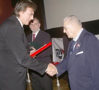 Nagrodę specjalną żagańskiego festiwalu otrzymał nestor wojskowego dokumentu Stefan Mula z Elbląga (z prawej) Wręczył ja znany reżyser Paweł Łęski.