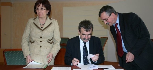 Prezydent Kielc, skarbnik miasta Barbara Nowak i Zygmunt Mazur, dyrektor Zakłady Obsługi Urzędu sprawdzają dokumenty przed podpisaniem umowy w sprawie ubezpieczenia majątku miasta.