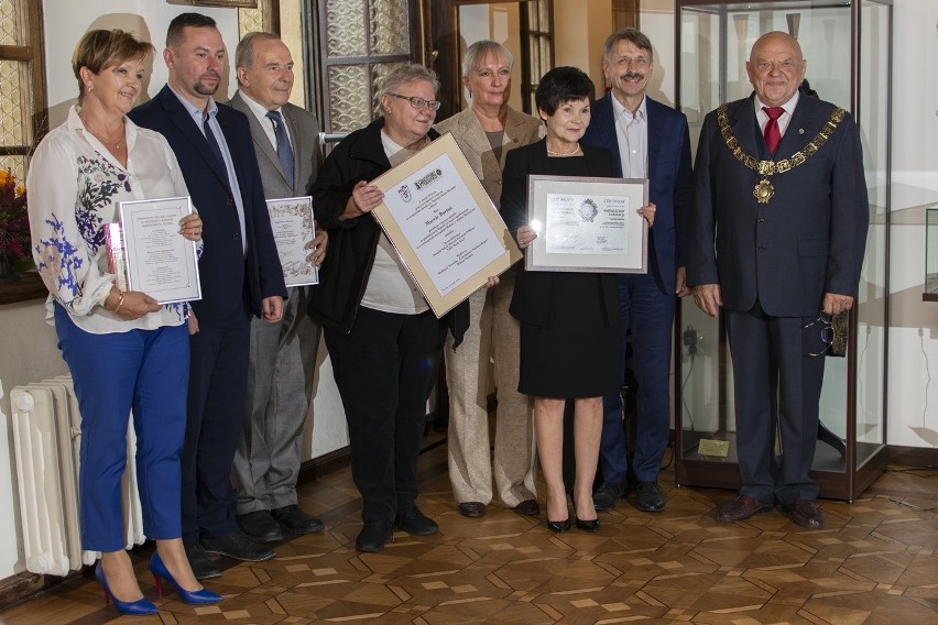 Biecz. Marta Bartuś, dyrektorka Muzeum Ziemii Bieckiej została uhonorowana tytułem Ambasador Farmacji