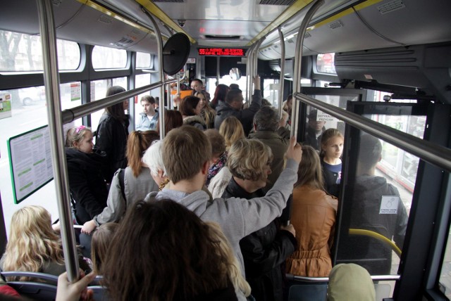 W autobusie 55 jest tak ciasno, że na przystankach przesiadkowych pasażerom trudno jest zarówno wysiąść, jak i wsiąść