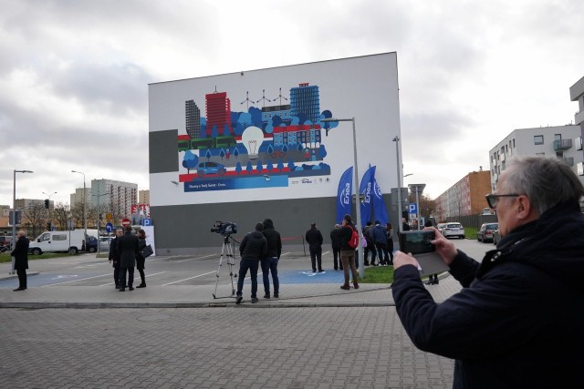 Mural autorstwa Dominika Dziedziny, jaki pojawił się na ścianie Domu Kultury „Wiktoria” na Osiedlu Zwycięstwa, ma znaczenie podobne do siedemdziesięciu siedmiu drzew. Choć nie produkuje tlenu, to likwiduje tyle zanieczyszczeń powietrza co one.