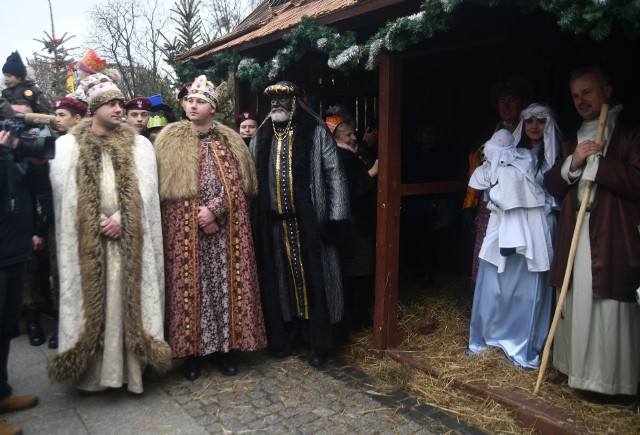 6 stycznia odbył się IX. Orszak Trzech Króli w Radomiu. Tradycyjnie o godzinie 11.00 rozpoczęła się msza św. w kościele pw. św. Jana Chrzciciela w Radomiu. Po mszy mieszkańcy miasta udali się na rynek, aby rozpocząć przemarsz głównymi ulicami Radomia. Jak co roku orszak Trzech Króli cieszył się dużym zainteresowaniem wśród mieszkańców. PRZEGLĄDAJ KOLEJNE ZDJĘCIA >>> 