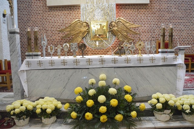 Relikwie dwunastu świętych i błogosławionych wystawiono na ołtarzu w dzień Wszystkich Świętych w kościele Trójcy Przenajświętszej w Stalowej Woli