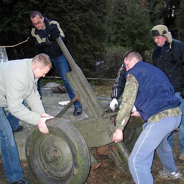 Przemyski oddział Grupy Rekonstrukcji Historycznej "Podkarpacie" podczas demontażu armat