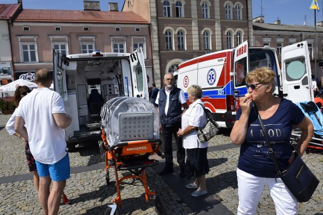 Nowe karetki przyjechały do Skierniewic. Wojewódzka Stacja Ratownictwa Medycznego w Łodzi przekazała do Skierniewic dwie nowe karetki. Uroczyste przekazanie i poświęcenie sprzętu odbyło się w piątek, 20 lipca, w Rynku.