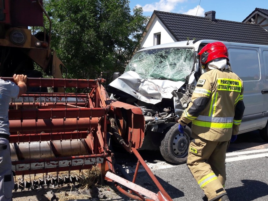 Wypadek w Młynach w powiecie oleskim. Bus zderzył się z kombajnem. 47-latkę jadącą renault śmigłowiec LPR-u zabrał do szpitala