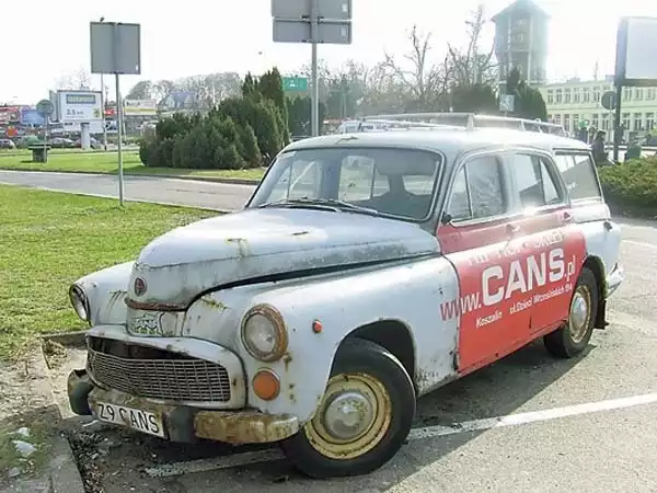 Warszawa, wspomnienie dawnych czasów. Samochód jeszcze można podziwiać na parkingu przed dworcem PKP.