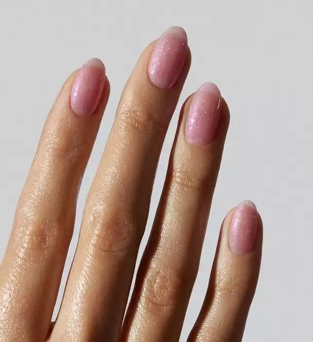 Zachęcamy do zapoznania się z trendem lipgloss nails! Te błyszczące paznokcie to obecnie jeden z najmodniejszych wyborów w manicure w 2023 roku. Charakteryzują się delikatnym, minimalistycznym designem inspirowanym błyszczykiem do ust.