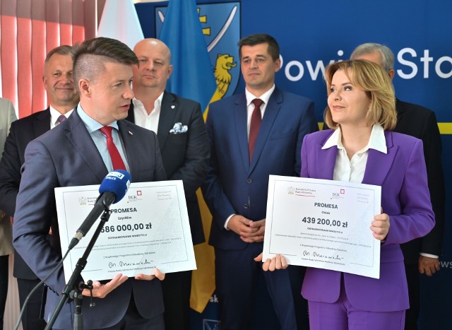 Promesy samorządowcom wręczali wiceminister sportu i turystyki poseł na Sejm RP Anna Krupka oraz poseł Bartłomiej Dorywalski.