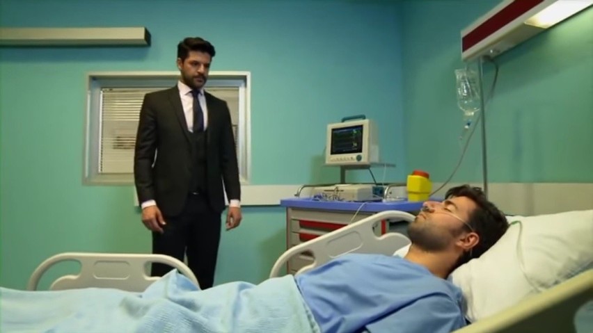 "Elif" odcinek 483. Selim czuwa przy Ümicie. Do szpitala przychodzi Arzu! [STRESZCZENIE ODCINKA]
