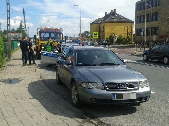 W miejscu gdzie policjanci zatrzymali audi do kontroli