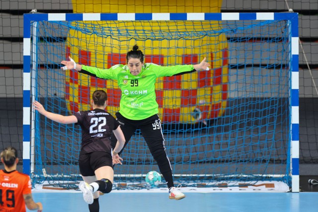Handball JKS Jarosław (czarne stroje) z Lubina wraca z podniosioną głowa.