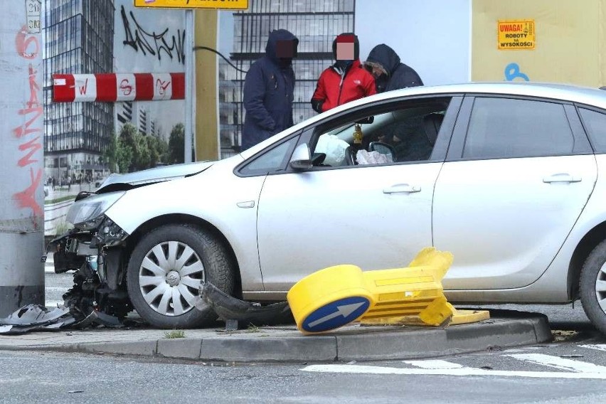 Wypadek nieoznakowanego radiowozu w centrum Wrocławia. Ktoś zajechał policjantom drogę? [ZDJĘCIA]