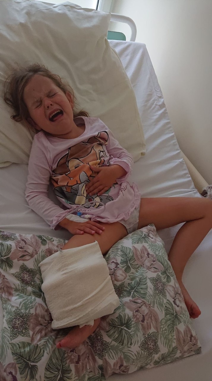 Chcieli amputować jej nóżkę. 4-letnia Eryczka Adamczyk z Ostrowca Świętokrzyskiego dzielnie walczy o sprawność. Pomóżmy!
