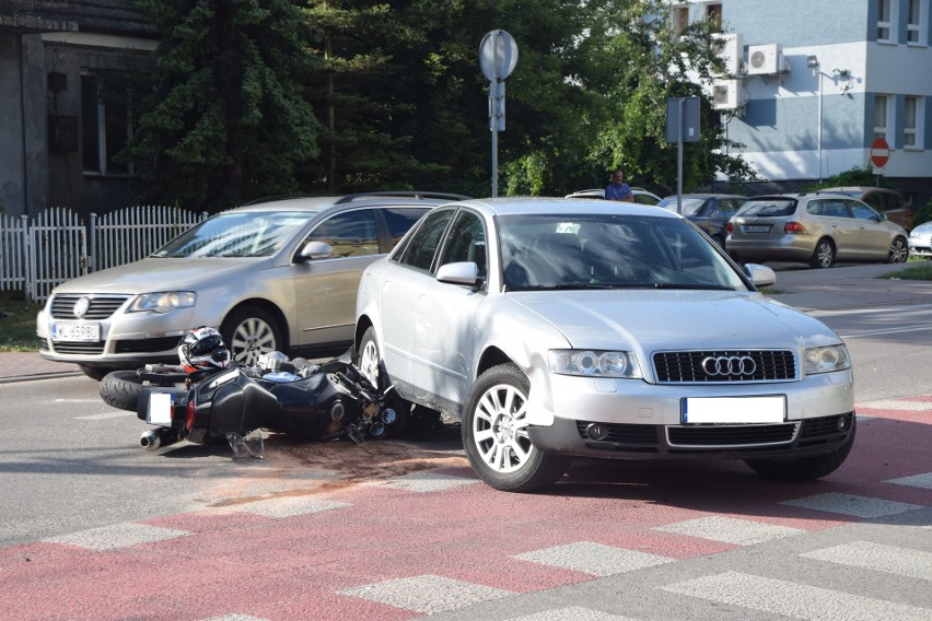 Wypadek w Ostrowi. Na ul. Prusa zderzyły się motocykl i samochód osobowy. Do zdarzenia doszło 2.07.2023