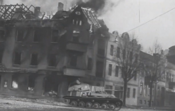 Unikatowe zdjęcie z 3 marca 1945 r. (z prawej) z działań...