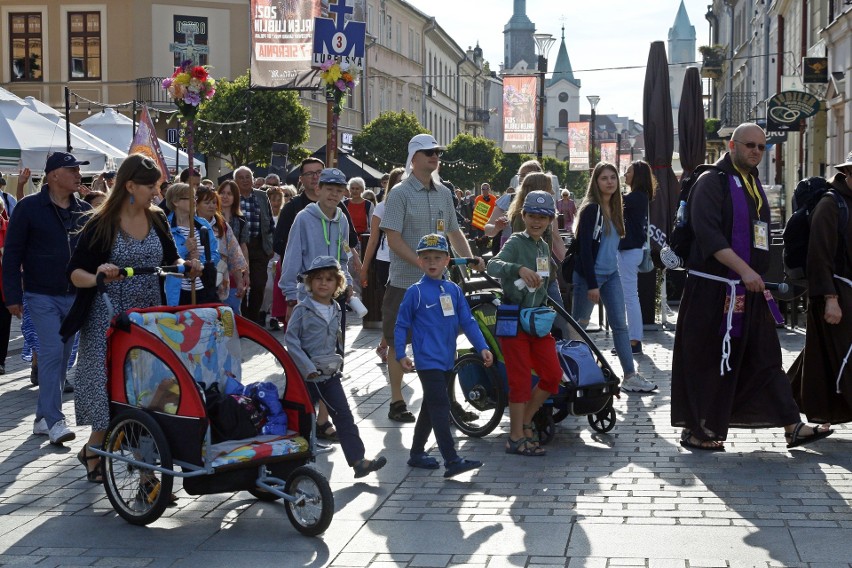 Lublin: „W drodze łatwiej jest odnaleźć siebie”. Pielgrzymi wyruszyli przed oblicze Czarnej Madonny