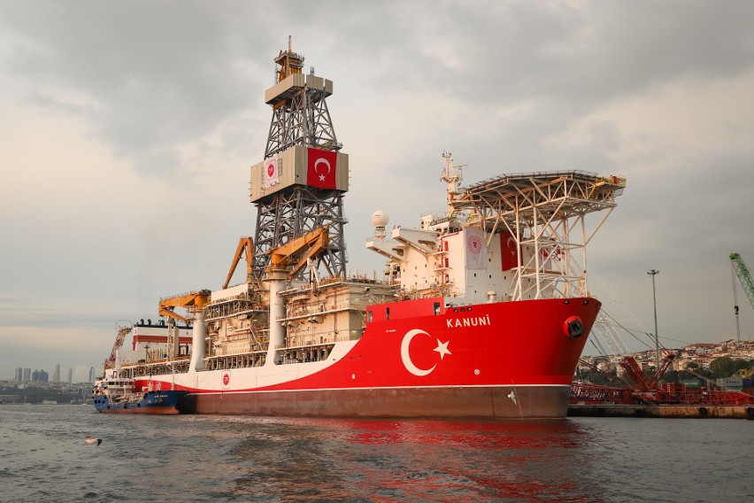 Turecki statek płynie jasno wytyczonym kursem, zgodnie z...