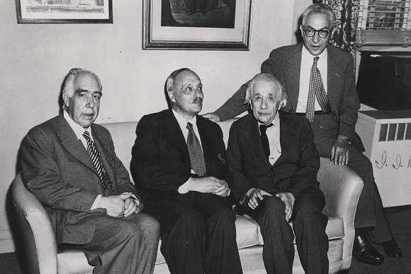 Czterech wielkich uczonych &#8211; laureatów Nagrody Nobla z dziedziny fizyki. Od prawej: Izydor Izaak Rabi, Albert Einstein, James Franck, Niels Bohr