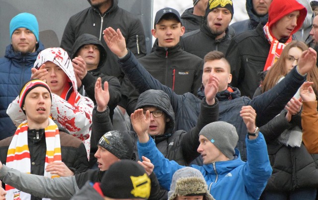 Chojniczanka wygrała z Odrą Opole pierwszy mecz rundy rewanżowej u siebie 2:1. Kibiców nie przestraszył ulewny deszcz i dopingowali swoją drużynę na stadionie przy Mickiewicza. Przyjechali także kibice Odry.  DOŁĄCZ DO NAS NA FACEBOOKU