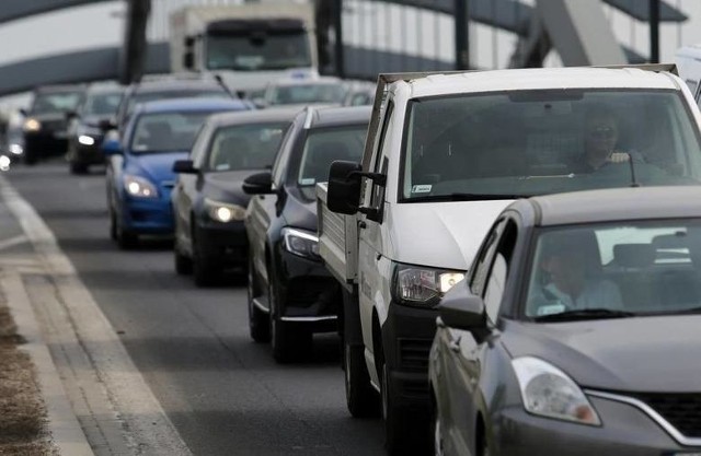 Generalna Dyrekcja Dróg Krajowych i Autostrad poinformowała, że w lutym i na początku marca pojawi się wiele utrudnień na lubuskich drogach. Związane są one w większości z robotami drogowym. Na tych odcinkach występują ograniczenia prędkości, a nawet wprowadzono ruch wahadłowy. W związku z tym mogą tworzyć się korki. Trzeba będzie uzbroić się w cierpliwość. Przejdźcie do galerii i zobaczcie, gdzie będą występować utrudnienia na lubuskich drogach >>> 