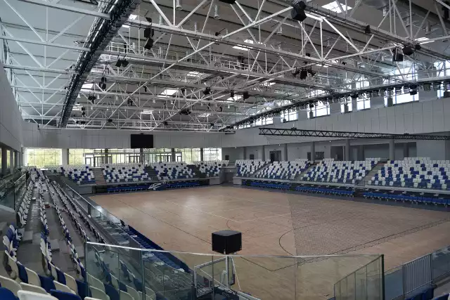 Nowy obiekt sportowy w Mielcu prezentuje się okazale i czeka na odbiór końcowy. Sama hala widowiskowo-sportowa pomieści ponad 3000 widzów.