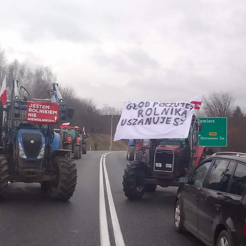 Rolnicy protestowali w Czekarzewicach w powiecie opatowskim. Zablokowana była droga numer 79