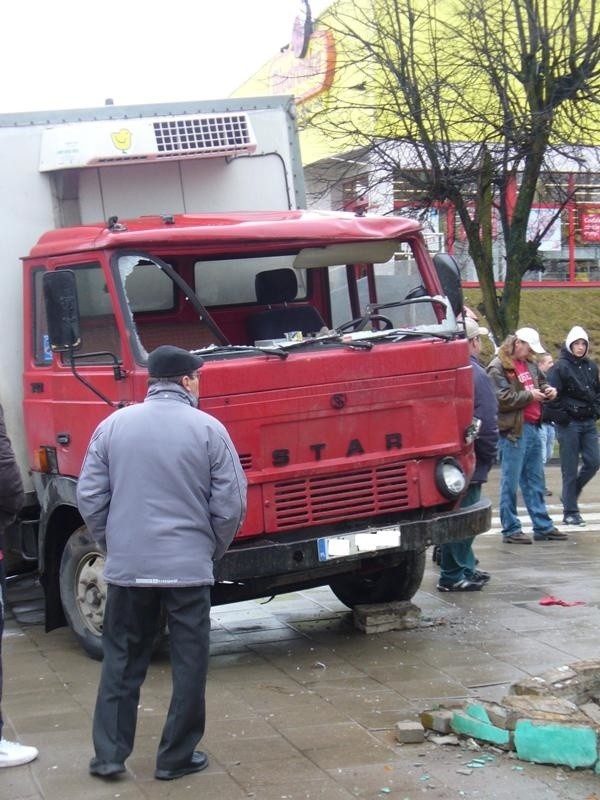 Tir wjechał w kiosk w Dąbrowie Białostockiej